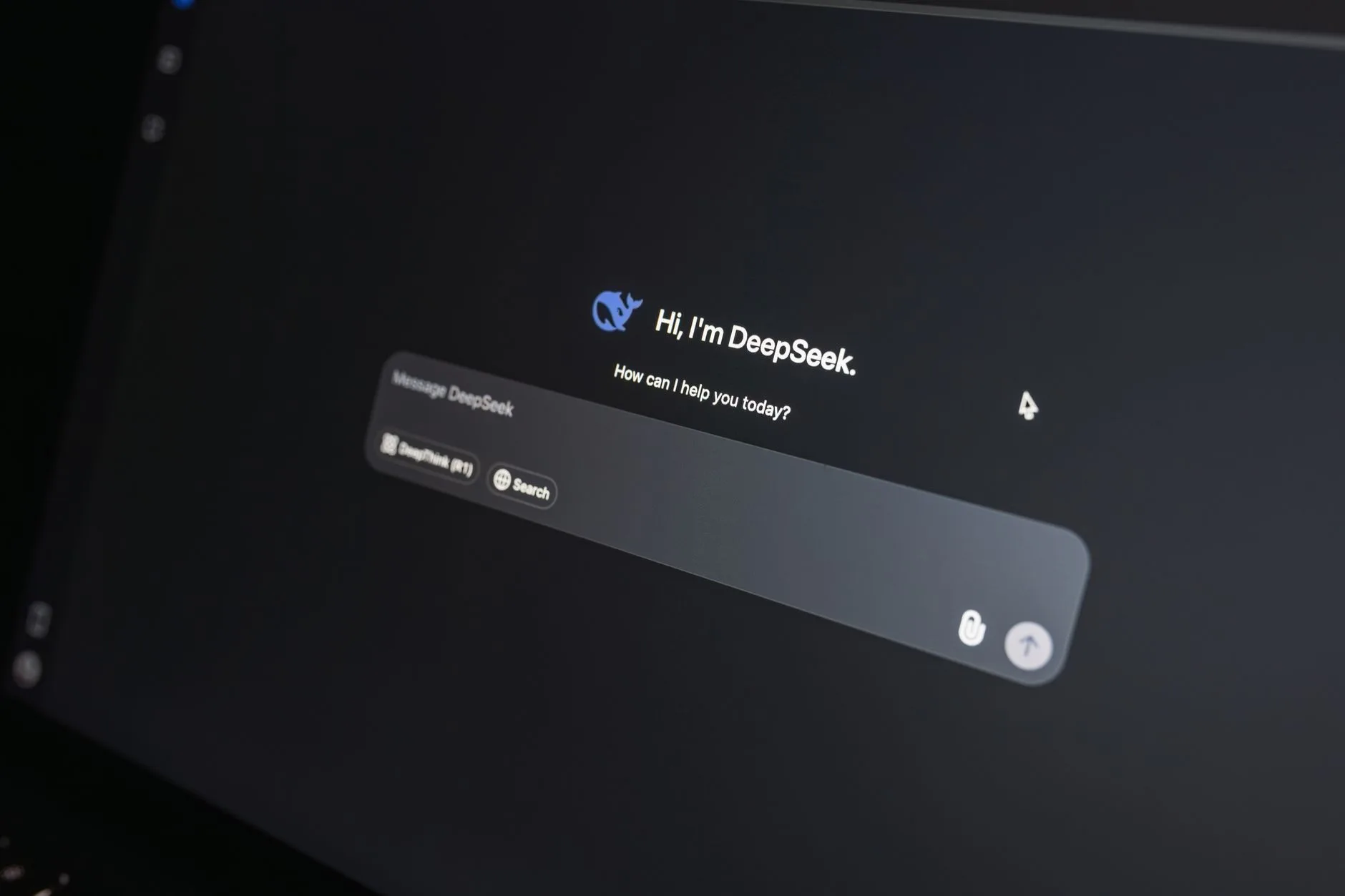 Como fazer vibe coding no cursor ai — Close-up da interface de bate-papo do DeepSeek AI na tela de um laptop com pouca l