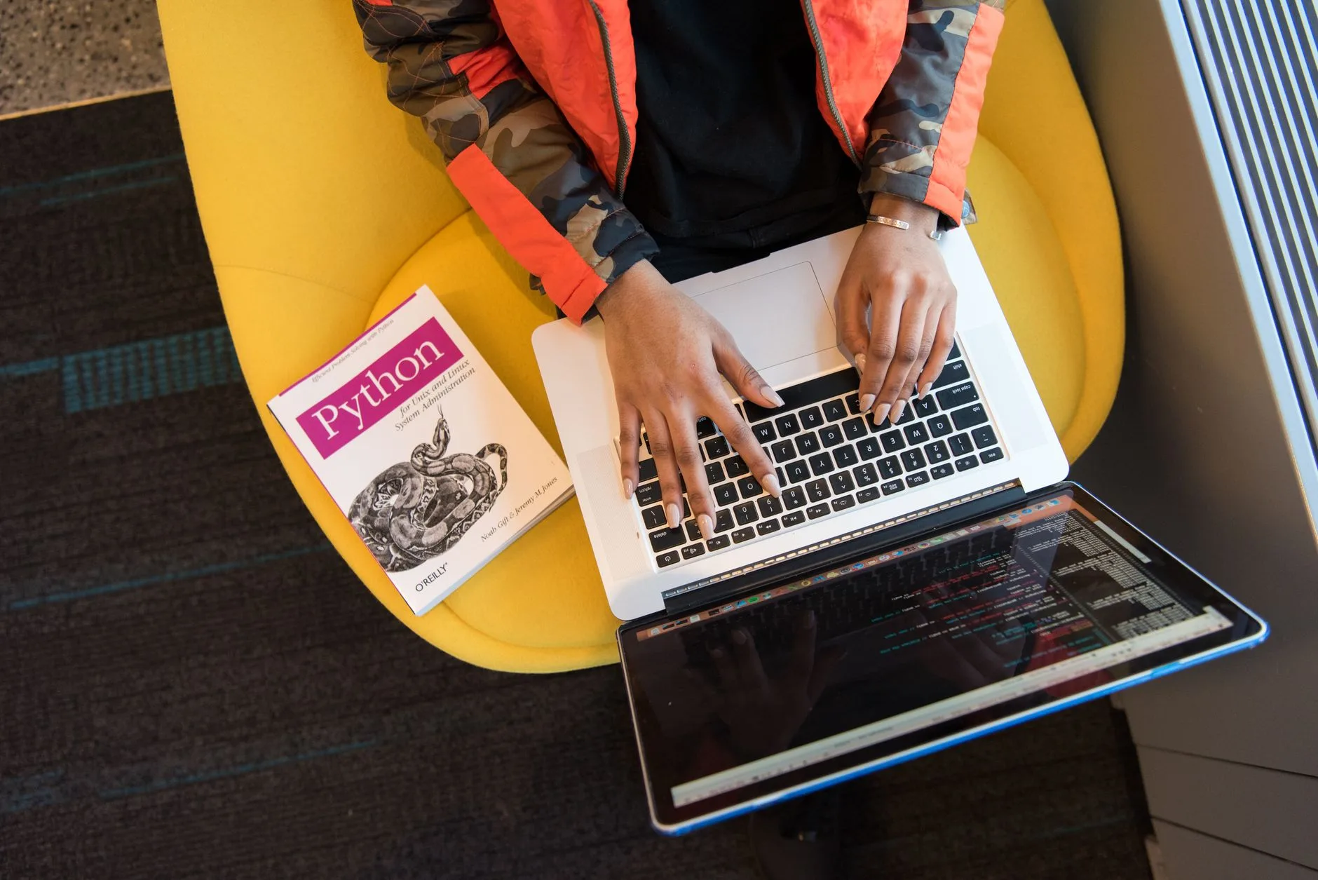 Docker Compose para desenvolvedores — Mulher Programando Em Um Notebook