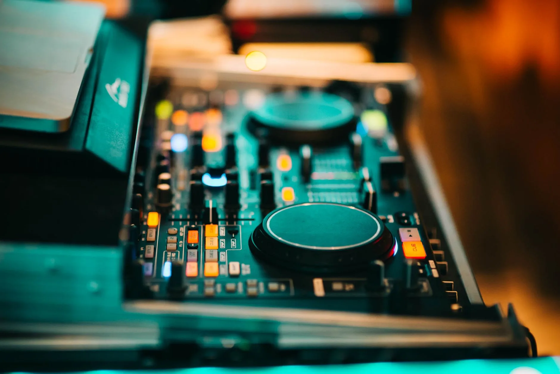 Vibe coding — Configuração dinâmica de mixer de DJ com luzes coloridas, criando uma atmosfera energizada para eventos mu