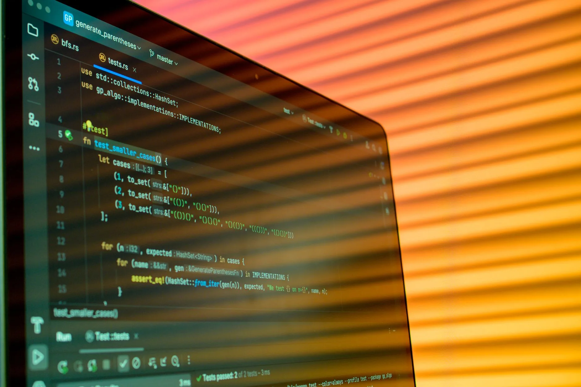 Vibe coding vs programação tradicional — Imagem desfocada em close-up de uma tela de computador exibindo código com ilum