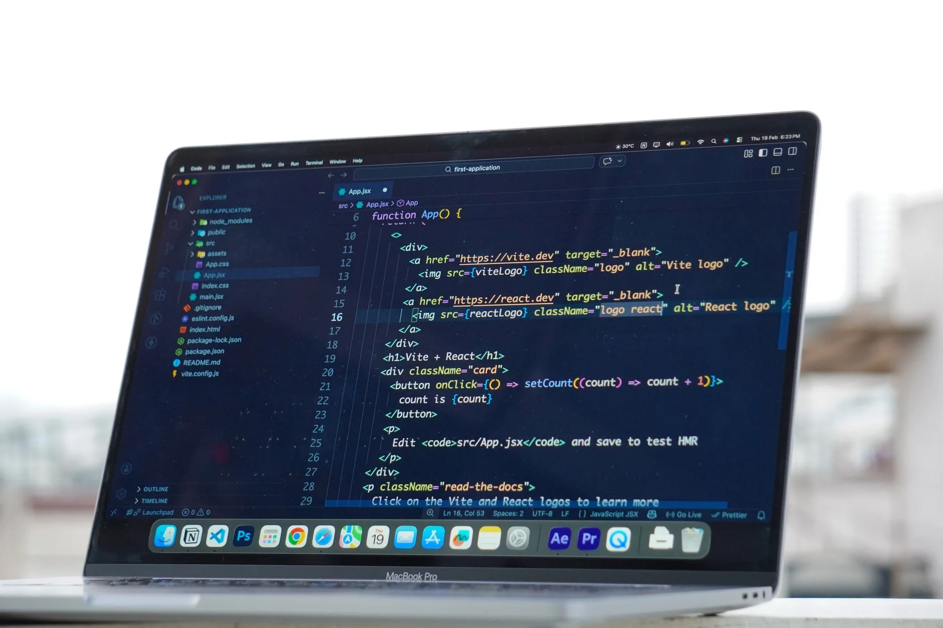 Vibe coding vs programação tradicional — Programando em um laptop ao ar livre, mostrando o estilo de vida urbano em um t